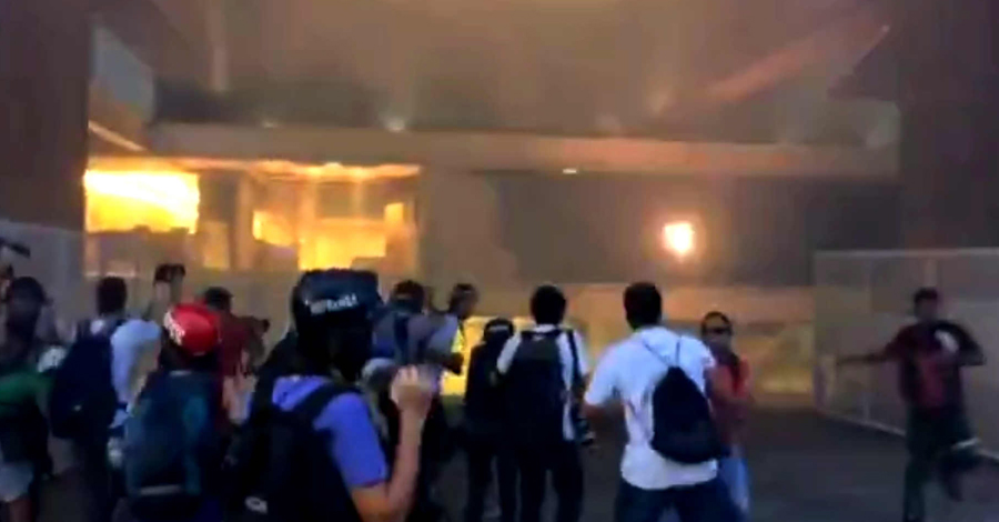 Manifestantes tentam entrar na FIE P  para ver se acham a grana desaparecida (Reprodução: Globonews)