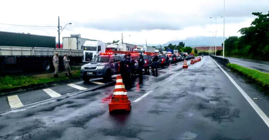 ES2.jpg Polícia Militar e PRF fazem vistorias em ponto de manifestação na BR-262, em Viana, no Espírito Santo, na manhã do dia 26/V (Créditos: Roger Santana/TV Gazeta)
