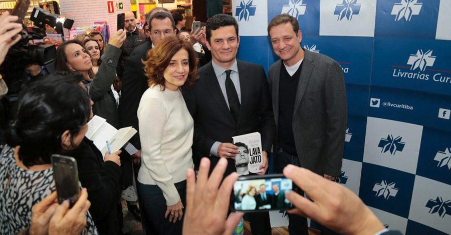 MiriamMoroVlad.jpg A Cegonhóloga, o Judge Murrow, e o filhinho escritor da Cegonhóloga. Só faltou a norinha na foto... (Reprodução)