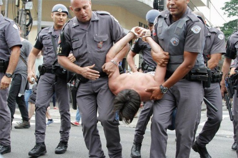 polícia militar contra estudante polícia militar contra estudante