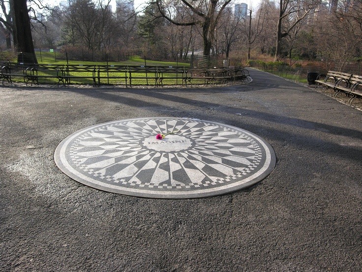 Imagine, no Central Park, em Nova York, em frente ao edificio "Dakota", onde Lennon foi assassinado